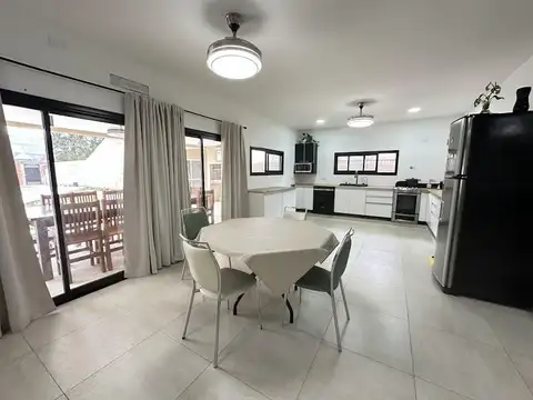 Casa 4 ambientes con 3 baños
