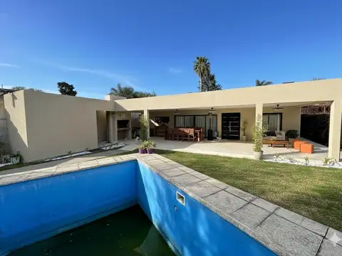 Casa 4 ambientes en Quilmes Oeste, en una sola planta sobre lote 15x45