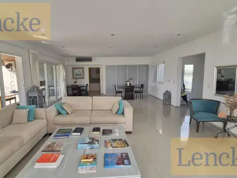 Casa 5 ambientes con 4 baños