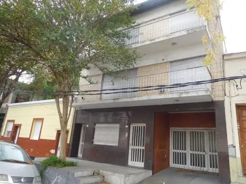 CASA DESARROLLADA EN 2 PLANTAS ,PATIO Y GARAGE 3 AUTOS 