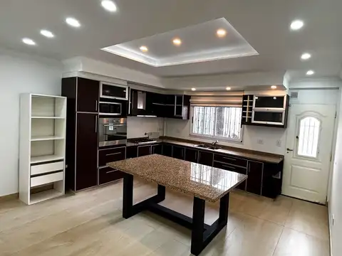 Depto Tipo Casa en Alquiler en Tablada, USD 1.000