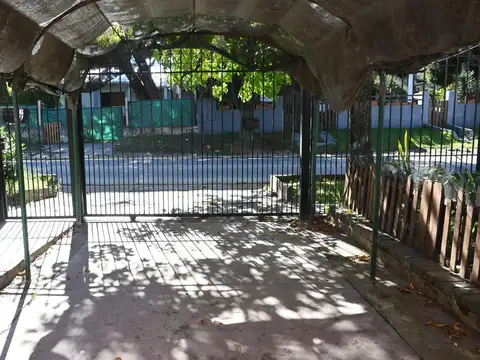 Casa 8 ambientes con 4 baños