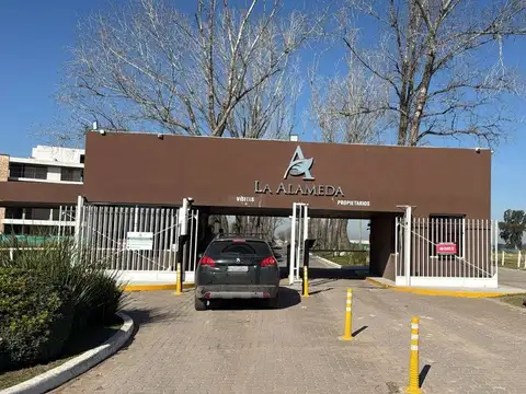 VENTA CASA 4 AMBIENTES EN BARRIO LA ALAMEDA