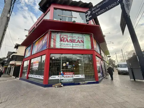LOCAL EN ESQUINA SOBRE AV. ADER – 110 M² – MÁXIMA EXPOSICIÓN