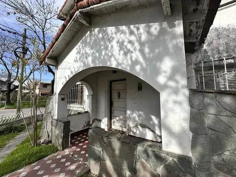 Venta casa 4 ambientes, con cochera,Tigre Centro