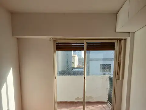 DEPARTAMENTO DE 3 AMBIENTES AL FRENTE CON BALCON CORRIDO