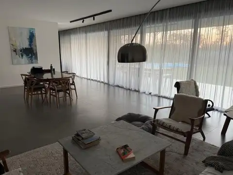 Casa 7 ambientes con 3 baños