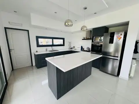 Casa 5 ambientes con 4 baños