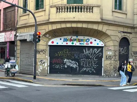 Espectacular Local en esquina en pleno Barrio de Once