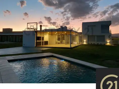 Hermosa Casa en Puerto del Águila: Confort, Deporte y Relax con Acceso al Lago.