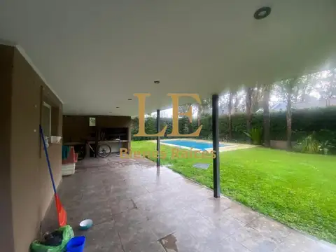 Casa en Venta con 3 cocheras