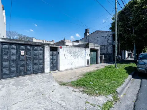 CASA EN VENTA CON LOTE DE 8,66 X 50 EN RAMOS MEJIA