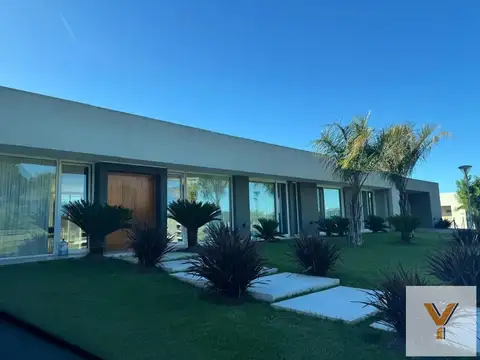 Casa en Venta - 5 Dormitorios 6 Baños - 2200mts - Ezeiza - Country Valdevez