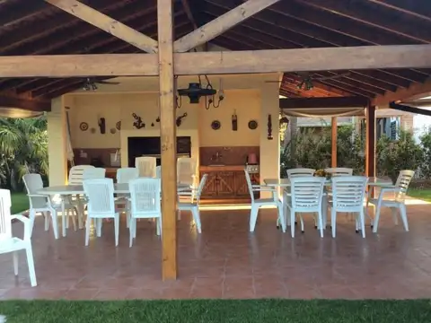 Casa 5 ambientes con 3 baños