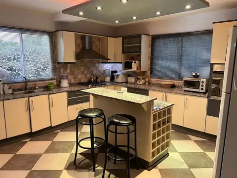 Casa 7 ambientes con 4 baños