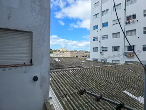 Departamento 2 amb. Contrafrente. Luminoso - Alsina y Alberti