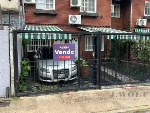 Hermoso duplex de cuatro ambientes con patio y cochera.