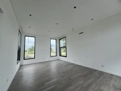 Casa 4 ambientes con 5 baños