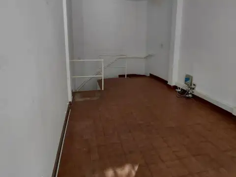 LOCAL EN 2 PLANTAS - VIDRIERA DE 3 MTS - EXCELENTE UBICACION