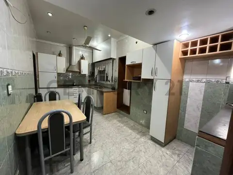 Casa 5 ambientes con 2 baños