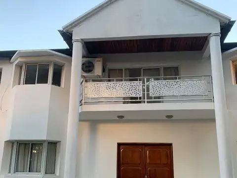 Casa en Venta con 4 cocheras