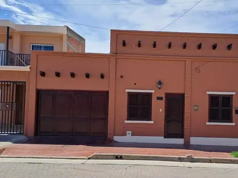CASA CON CON DOS DORMITORIOS Y GARAJE