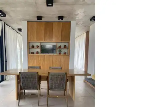 Casa en Alquiler con 4 cocheras