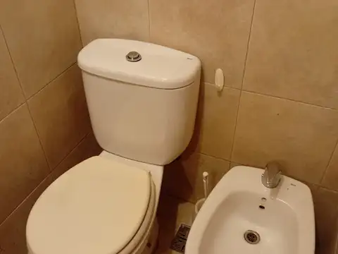 Monoambiente al frente con balcón. Cocina separada. Aire acondicionado.