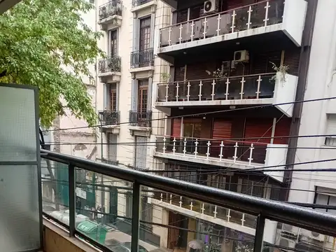 Monoambiente al frente con balcón. Cocina separada. Aire acondicionado.