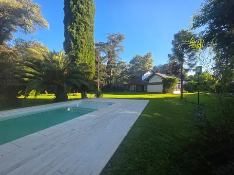 Venta casa 6 amb en Parque Leloir con pileta