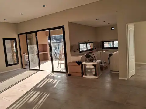 Casa en Venta con 3 cocheras