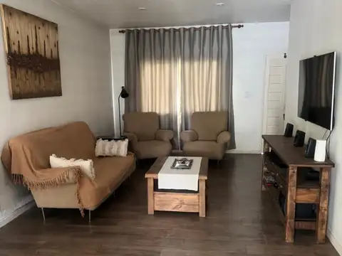 Casa en Alquiler con 3 cocheras