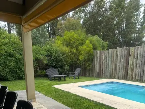 Casa 4 ambientes con 2 baños