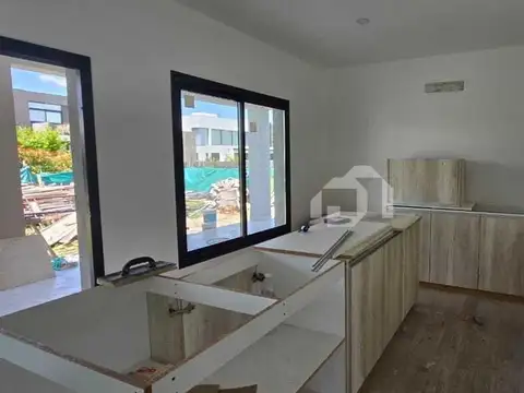 Casa 5 ambientes con 4 baños