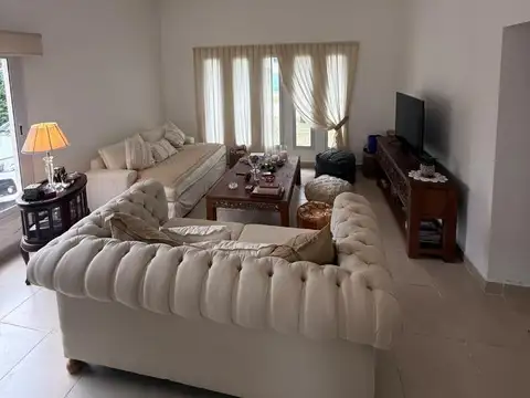 Casa 4 ambientes con 3 baños