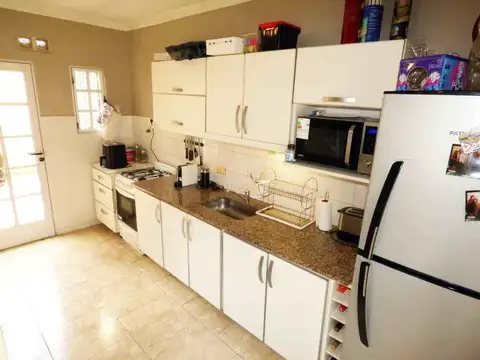 Casa-Dúplex de 3 ambientes en Venta en Banfield
