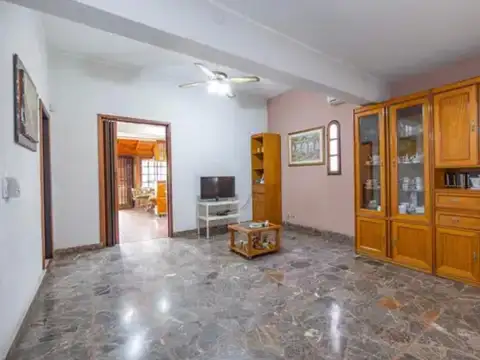 Casa en Venta con 3 cocheras
