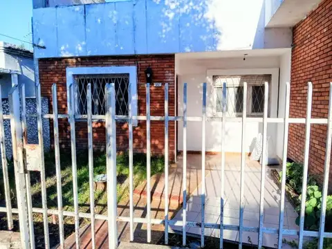 Depto Tipo Casa en Venta en Ramos Mejía, USD 82.000