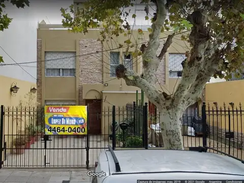 *VENTA TRIPLEX 5 AMBIENTES C/ PATIO Y ENTRADA PARA AUTO * MUY BUEN ESTADO GRAL * EXCELENTE UBICACIÓN