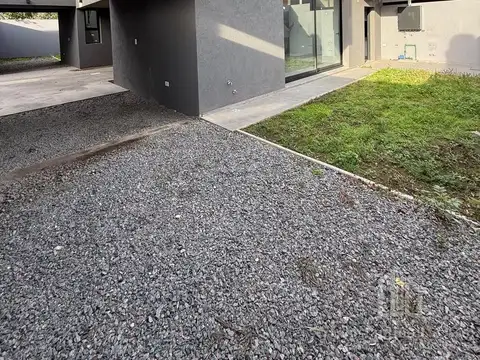 Casa duplex en condominio cerrado - Adrogué