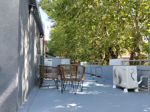 CASA en VENTA /RECICLADA/GRAN TERRAZA/ LOTE PROPIO