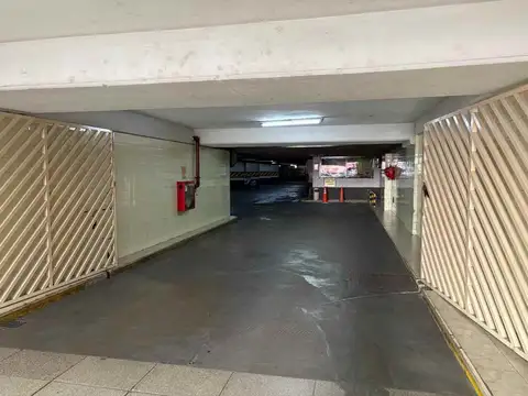 Venta Excelente Cochera 2do piso sobre Av Santa Fe