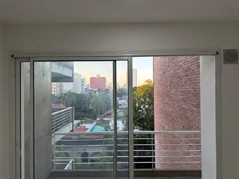 Al frente, con balcón, luminoso, piso 4.