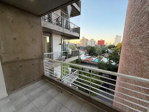 Al frente, con balcón, luminoso, piso 4.