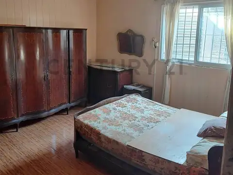 Casa 2 dormitorios, con cochera, patio y espacios para ampliar. Bensuley 100 - Junín al 1600