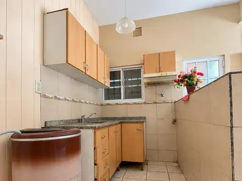 Casa 2 dormitorios, con cochera, patio y espacios para ampliar. Bensuley 100 - J