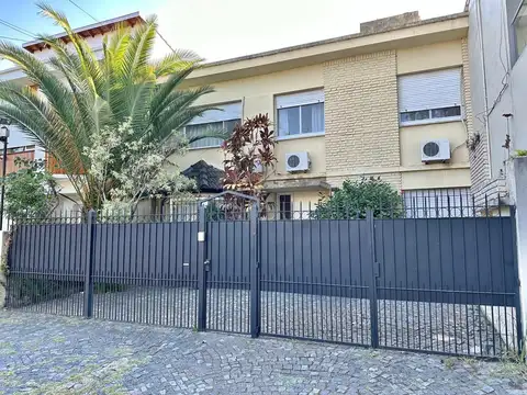 UNICO EN LA ZONA!! COMODISIMA CASA DE 4 DORMITORIOS, ENTRADA PARA UN AUTO Y BUEN PATIO/JARDIN.