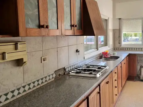 Casa en Alquiler con 4 cocheras