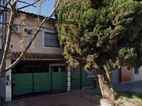 CHALET EN 2 PLANTAS - 3 DORMITORIOS - COCHERA DOBLE - JARDÍN Y QUINCHO