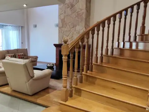 casa de 5 ambientes , piscina , jardin , lote de 10 x 37 mts   en la mejor cuadra de Naon